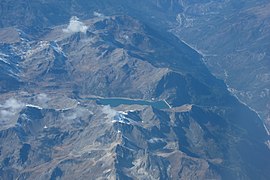 Vue aérienne du lac de Bissorte et des reliefs alentour à Orelle.