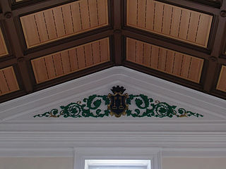 Plafond restauré et blason de Mont-de-Marsan.