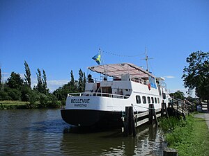 M/S Bellevue sedd från aktern vid förtöjning i Töreboda (2021).