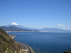 南西の薩埵峠(静岡市)より駿河湾越し