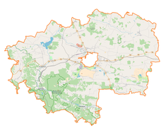 Mapa konturowa powiatu zamojskiego, w centrum znajduje się punkt z opisem „Hubale”