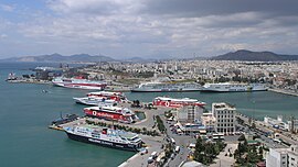 Panoramic view o the wastren pairt o the ceety an the port o Piraeus.