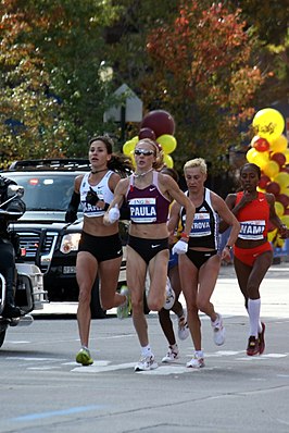 Gete Wami (geheel rechts) tijdens de New York City Marathon 2008