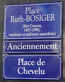 Ensemble de trois plaques signalétiques en bleu foncé, celle du haut mentionnant "Place Ruth-Bösiger, (dite Coucou, 1907-1990, vendeuse et militante anarchiste)", la seconde au milieu précisant "Anciennement" et la troisième "Place de Chevelu"