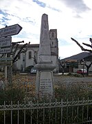 Monument aux morts devant l'église et la mairie.