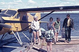 Pilote et passagers, retour d'une excursion, Air Saguenay, hydrobase de Havre-Saint-Pierre, lac des Plaines, dit Lac d'avion 1976