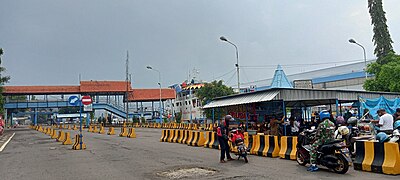 Area Tunggu Penumpang dan Bekas Jembatan Penyeberangan