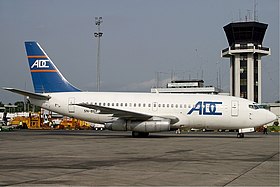 Un Boeing 737-200 d'ADC Airlines, similaire à celui impliqué dans l'accident