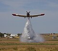 Eine Agrarmaschine vom Typ PZL M18 Dromader beim Löschwasser-Abwurf