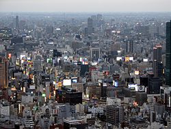 Atas ke bawah: Pencakar langit di Shinjuku; lintasan jalan di Shibuya; kawasan sekitar Ginza