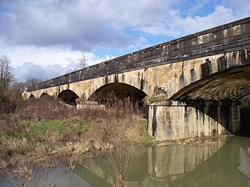 Pont traversant l'Adour, partie en pierre.