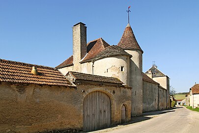 Le château de l'autre côté de la rue.