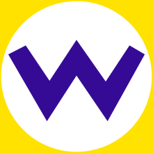 Emblema di Wario, composto da un cerchio bianco con una "W" viola al suo interno racchiuso in un rettangolo giallo.