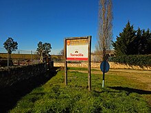 Señal de entrada a la localidad desde la carretera que la conecta con la SG-205