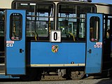 Ein Wagen der Ringlinie 0 in Breslau, der kleine Zusatzbuchstabe P in roter Schrift gibt die Fahrtrichtung an - Uhrzeigersinn