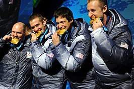 Gouden Amerikaanse viermansbob bij de medailleceremonie.