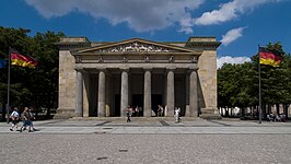 De classicistische façade met Dorische elementen van de Neue Wache