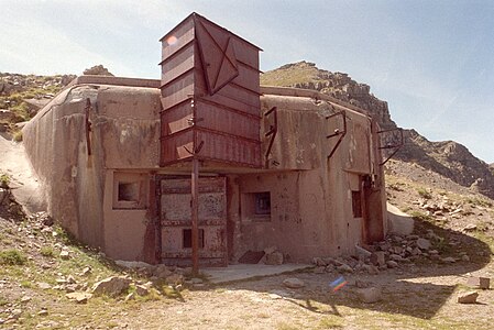 Entrada a l'ouvrage del Col-de-la-Moutière. L'estructura metàl·lica que hi ha a sobre de la porta permet l'accés quan la neu cobreix el bloc