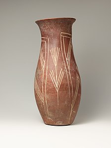 Vase à décor blanc/rouge, lignes et plantes. H. 28,5 cm[20]. Terre cuite peinte. Metropolitan Museum of Art