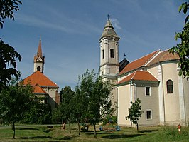 Lutherse kerk (links) en Rooms-Katholieke kerk van Vadosfa