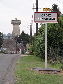 Entrée de Croix-Fonsomme avec vue sur le château-d'eau.