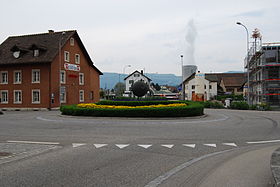 Verkehrskreisel der Hauptstrasse 5 im Dorfzentrum mit Blick auf das Kernkraftwerk Gösgen