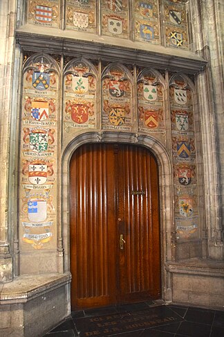 Fresques blasonnées sur les murs du transept sud dans l'église Notre-Dame du Sablon de Bruxelles