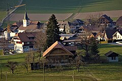 Linden (BE) – Ortskern mit Kirche von Süden