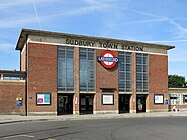 Sudbury Town, London; typischer Entwurf von Charles Holden, errichtet 1931 als Klinkerbau mit starken Bezügen zur Neuen Sachlichkeit