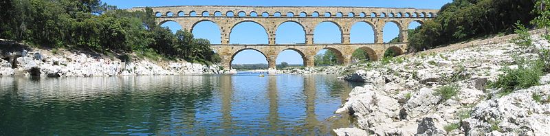 Řeka Gard s akvaduktem Pont du Gard