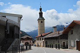 De hoofdstraat met de kerk van Mâcot-la-Plagne