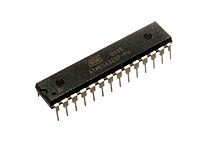 ATmega328-PU mikrokontrolagailua, AVR familiako 8-biteko mikrokontrolagailua. 28 pin-eko DIP formako txipa da, kutxatila beltza batek osatzen du bere gorputza, eta bertan du idatzita bere izena.