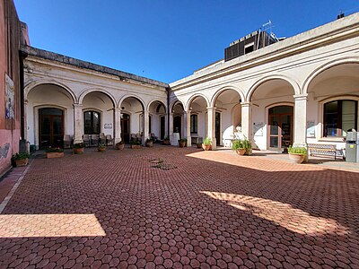 Il cortile interno della biblioteca comunale.