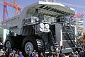 Un Liebherr T 282B, camión minero clase ultra en la Feria internacional de negocios Bauma 2005 en Munich, Alemania.