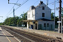 Les voies, les quais et l'ancien bâtiment voyageurs.