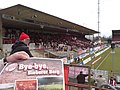 Waldemar-Klein-Tribüne kurz vor Anpfiff des letzten Spiels vor dem Umbau gegen den SV Wehen Wiesbaden, im Vordergrund die Stadionzeitung dieses Spieltags.