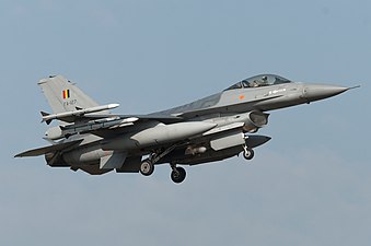 Un F-16 Fighting Falcon au décollage.