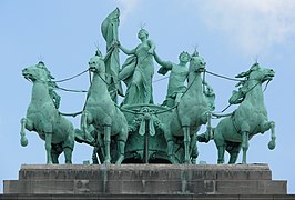 «Brabante izando la bandera nacional» o cuadriga de Brabante (1905), de Thomas Vinçotte (1850-1925) y Jules Lagae (1862-1931).Parque del Cincuentenario, Bruselas.