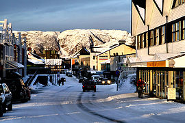 Huvudgatan i Brønnøysund vintern 2005/06.