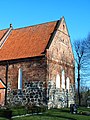 Südostecke mit eingemauerten Feldsteinen