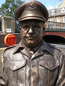 Standbeeld van Arthur Lowe in zijn rol van Captain Mainwaring