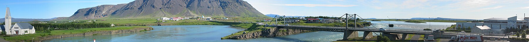 Panorama van de hangbrug over de Ölfusá in Selfoss met Ingólsfjall op de achtergrond.