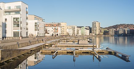 Modern bebyggelse vid Sannegårdshamnen 2021.