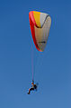 Volando paramotor, vista lateral.