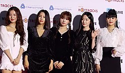 Yhtye vuonna 2020. Vasemmalta oikealle: Miyeon, Soyeon, Yuqi, Shuhua ja Minnie