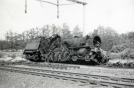 La 6103, endommagée au-delà de toutes réparations par le coup direct d'une bombe à Arnhem.