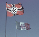 ? Kleurenfoto van de dienstvlag samen met de Reichskriegsflagge van nazi-Duitsland (1943)