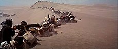 L'assaut du train turc dans Lawrence d'Arabie, filmé dans les dunes de Cabo de Gata, le même décor que le camp des barbaresques dans le Sahara.