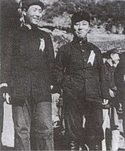 Mao Zedong e Wang Ming em Yan'an. Wang foi o mais notável membro dos 28 Bolcheviques e um líder sênior do Partido Comunista da China. Disputou com Mao a liderança do partido, mas após a Grande Marcha a liderança de Mao tornou-se incontestável.