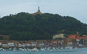 Blick über die Bucht auf Monte Urgull mit Castillo de La Mota und Jesus-Statue von Donostia